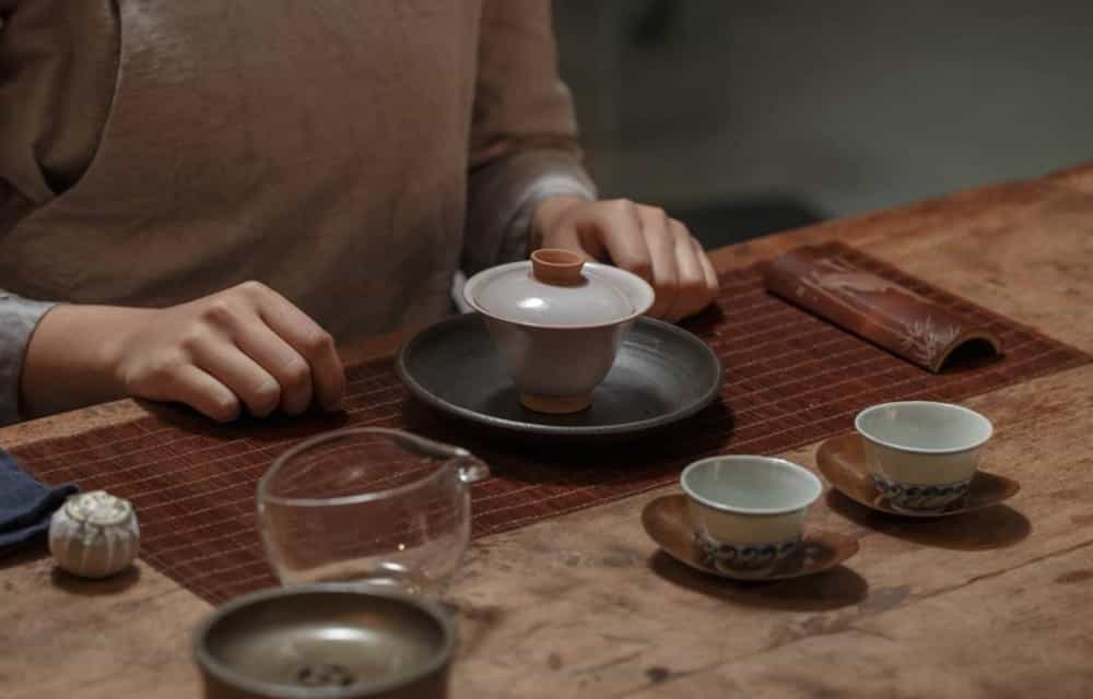 手把手教你使用盖碗，轻松泡红茶、岩茶、白茶