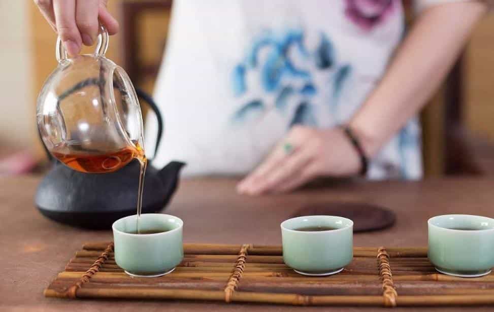 盖碗冲泡红茶的标准茶艺程序