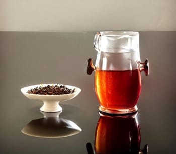 茶香四溢，品味独特：黑红相间的茶文化
