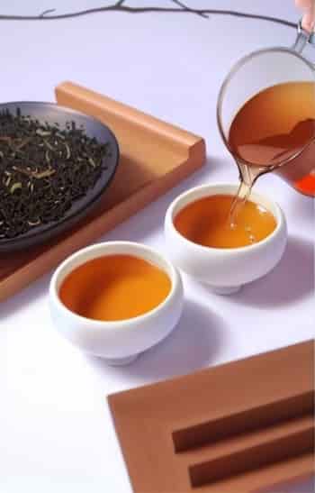 红茶情深- 品味浓郁的英式下午茶，感受红茶带来的温暖和浪漫。