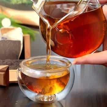 夏季饮用红茶还是绿茶更有益健康？